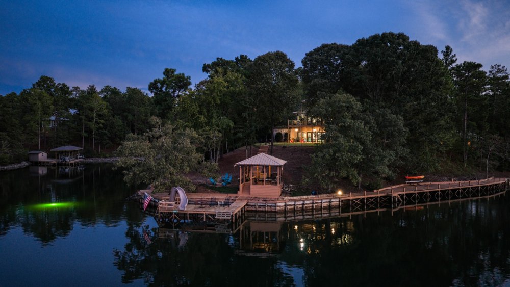 Lakehouse & Boathouse on Peninsula. Slide on Dock.